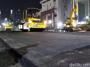Pengaspalan Jalan Gubeng Dikebut Hingga Malam