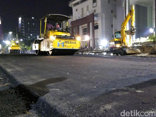 Pengaspalan Jalan Gubeng Dikebut Hingga Malam