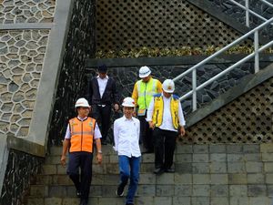 Anies-Jokowi Bahas Penyempitan Sungai Saat Tinjau Waduk Sukamahi
