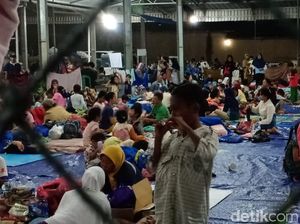 Anak Korban Tsunami di Labuan Tidur di Pengungsian Beralaskan Terpal
