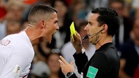 Bintang Portugal Cristiano Ronaldo tampak emosi setelah diganjar wasit dengan kartu kuning dalam pertandingan babak 16 besar Piala Dunia 2018 melawan Uruguay. Portugal akhirnya tersingkir setelah kalah 1-2. Foto: Toru Hanai/Reuters