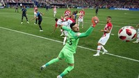 Momen tidak menyenangkan bagi Krosia di Piala Dunia 2018. Mario Mandzukic mencetak gol bunuh diri saat melawan Prancis di final. Kroasia akhirnya kalah 2-4 sehingga harus merelakan trofi juara melayang ke Les Bleus. Foto: Pawel Kopczynski / Reuters