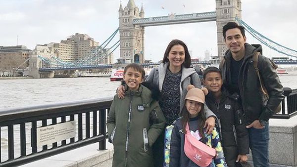 Keseruan Keluarga Darius Sinathrya Rayakan Natal di Luar Negeri