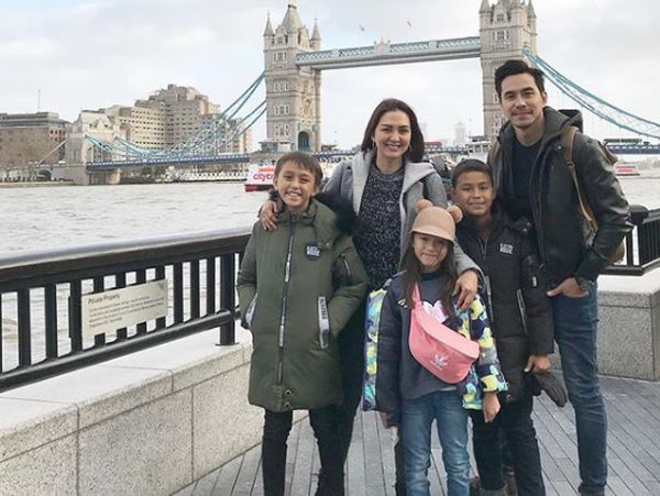 Keseruan Keluarga Darius Sinathrya Rayakan Natal di Luar Negeri