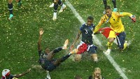 Kegembiraan skuat Prancis merayakan kesukesannya memenangi Piala Dunia 2018. Hujan deras tidak menghalangi mereka untuk bersenang-senang. Foto: Michael Dalder/Reuters