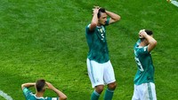 Kekecewaan para pemain timnas Jerman di Piala Dunia 2018. Berstatus juara bertahan, Die Mannschaft mesti tersingkir di fase grup. Foto: Dylan Martinez/Reuters