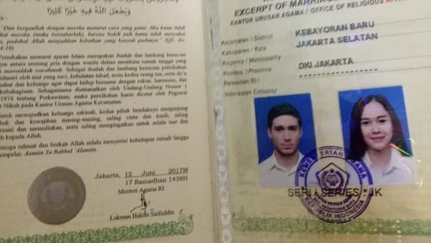 Buku nikah Aura Kasih