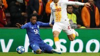 Ozan Kabak bermain untuk Galatasaray. Meski usianya baru 18 tahun, Kabak adalah pilihan utama pelatih Fatih Terim untuk mengisi bek tengah. Kabak ditaksir seharga 6,7 juta euro. (Foto: Osman Orsal/Reuters)