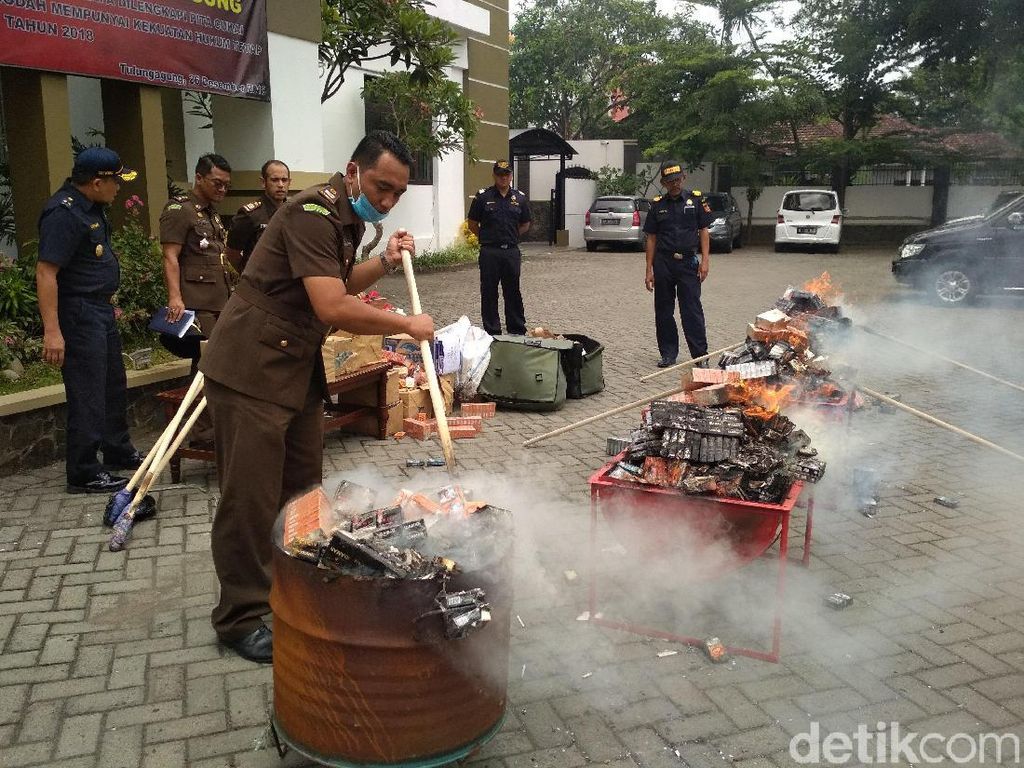 127 Ribu Rokok Ilegal Dimusnahkan, Rugikan Negara Rp 45 Juta 127 Ribu Rokok Ilegal Dimusnahkan, Rugikan Negara Rp 45 Juta