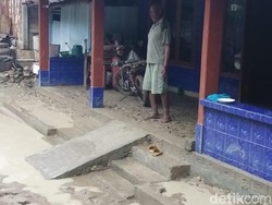 Diterjang Banjir Bandang, Warga Bojonegoro Lakukan Bersih-bersih