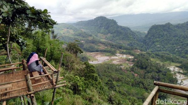 Foto: Puncak Bangku Ciamis yang Sejuk & Asyik Buat Selfie