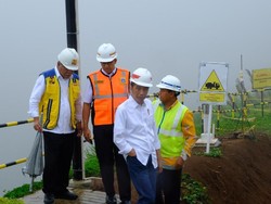 Di Samping Anies, Jokowi Soroti Lebar Sungai Ciliwung di Jakarta