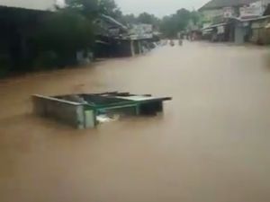 Labuan Pandeglang Dilanda Banjir, Evakuasi Korban Tsunami Terganggu