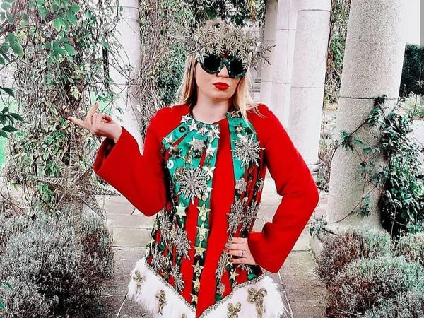 Foto: Wanita Ini Dandan Gila-gilaan Jadi Mirip dengan Pohon Natal