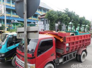 Puluhan Truk Blokir Jalan Negara di Banjarnegara, Ada Apa?