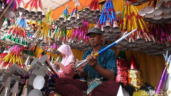 Rejeki Musiman Perajin Terompet