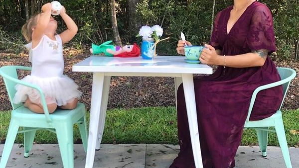 Momen Kulineran Seru Sia Cooper, Instruktur Olahraga yang Lepas Implan Payudara