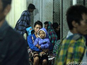 Kasihan! Hujan Deras Pengungsi Tsunami Tidak Bisa Tidur