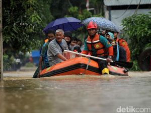 Aksi Heroik Tim SAR Gabungan Saat Evakuasi Warga Labuan Banten