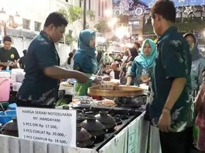 Nyam! Berburu Kuliner di Festival Mlaku-mlaku nang Tunjungan Nyam! Berburu Kuliner di Festival Mlaku-mlaku nang Tunjungan