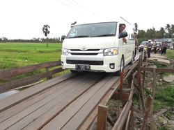 Lewati Jembatan Kayu di Sulsel, Sandiaga: Seperti Indiana Jones