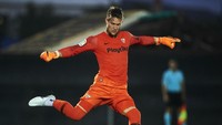 Kiper Sevilla, Tomas Vaclik, langsung mencuat pada musim debutnya kali ini. Vaclik baru kebobolan 17 gol sejauh ini dan jadi alasan Sevilla berada di papan atas. (Aitor Alcalde/Getty Images)