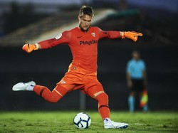Kiper Sevilla, Tomas Vaclik, langsung mencuat pada musim debutnya kali ini. Vaclik baru kebobolan 17 gol sejauh ini dan jadi alasan Sevilla berada di papan atas. (Aitor Alcalde/Getty Images)