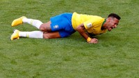 Pemain bintang timnas Brasil, Neymar, tersungkur sambil merintih setelah dijegal pemain lawan dalam pertandingan Piala Dunia 2018. Sejak saat itu, Neymar disorot lebih tajam karena diyakini reaksinya itu dilebih-lebihkan. Foto: David Gray/Reuters
