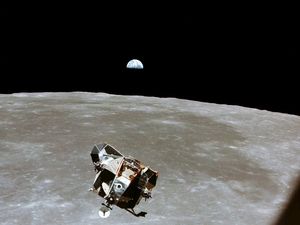 Mitos soal Neil Armstrong: Dengar Azan di Bulan hingga Pindah Agama Mitos soal Neil Armstrong: Dengar Azan di Bulan hingga Pindah Agama
