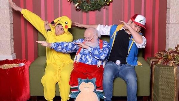 Potret Unik Dua Pria Bersama Sinterklas Selama 12 Tahun