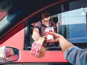 Kelakuan Pelanggan Resto Fast Food Hingga Momen Kulineran Edric Tjandra