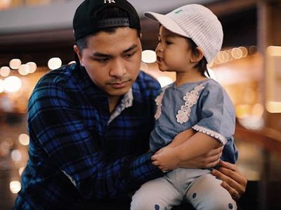 Keseruan Liburan Natal Glenn Alinskie dengan Anaknya