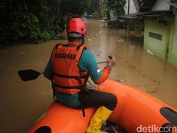 Warga Terjebak Banjir Tanggul Jebol Citarum Dievakuasi ke Kecamatan-Sekolah