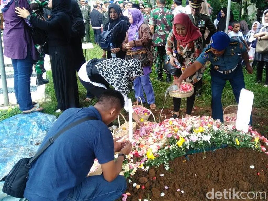Isak Tangis Keluarga Iringi Pemakaman Jenazah Letkol Dono