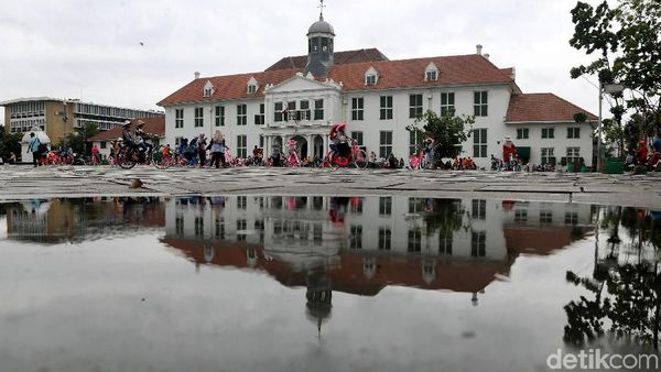 Meski Hujan, Warga Antusias Berlibur di Kota Tua