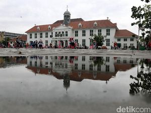Meski Hujan, Warga Antusias Berlibur di Kota Tua