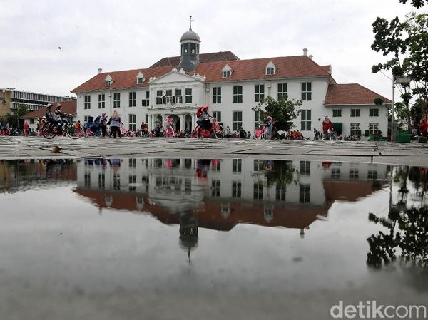 Meski Hujan, Warga Antusias Berlibur di Kota Tua