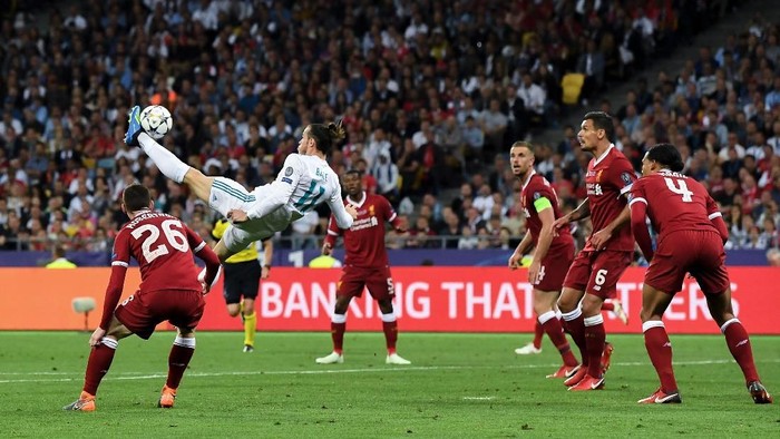 KIEV, UKRAINE - MAY 26:  Gareth Bale of Real Madrid CF scores his teams second goal during the UEFA Champions League final between Real Madrid and Liverpool on May 26, 2018 in Kiev, Ukraine.  (Photo by David Ramos/Getty Images)