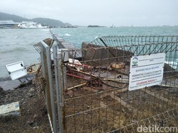 Alat Pemantau Cuaca di Pelabuhan Merak Roboh Diterjang Ombak