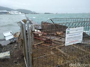 Alat Pemantau Cuaca di Pelabuhan Merak Roboh Diterjang Ombak Alat Pemantau Cuaca di Pelabuhan Merak Roboh Diterjang Ombak
