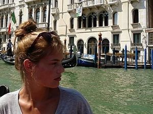 Foto: Liburannya Model Cantik Victorias Secret, Myrthe Bolt