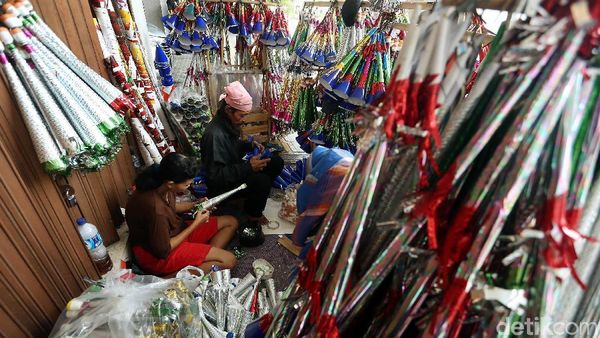 Jelang Pergantian Tahun, Pedagang Terompet Mulai Menjamur