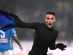 Gol dramatis Lautaro Martinez pada masa injury time memastikan Inter menang tipis 1-0. REUTERS/Alberto Lingria.