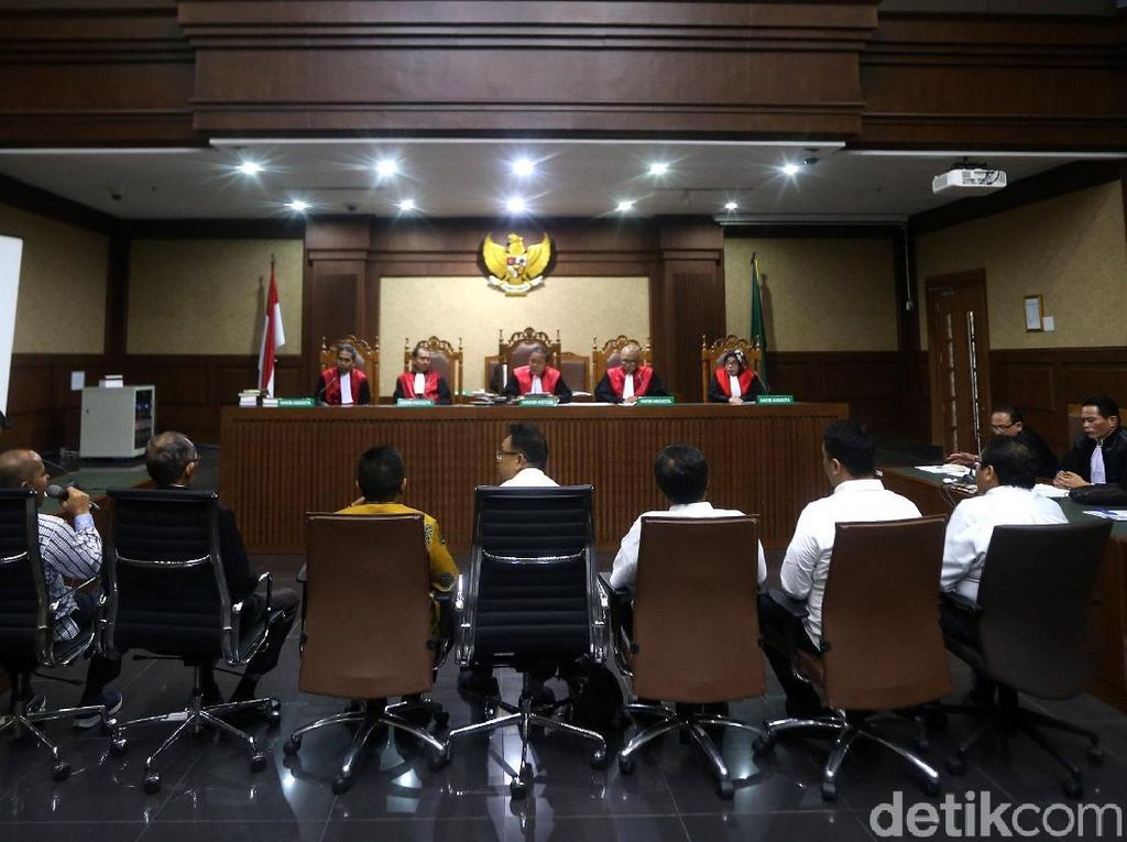 7 Orang Eks DPRD Sumut Jalani Sidang Perdana Korupsi Massal 7 Orang Eks DPRD Sumut Jalani Sidang Perdana Korupsi Massal