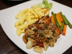 Pedas Segar Chicken Steak hingga Ikan Sambal Matah Ada di Sini