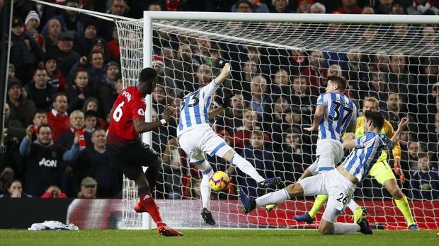 Manchester United menang 3-1 atas Huddersfield di Stadion Old Trafford.