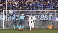 Tapi Atalanta bisa membalas di menit ke-24. Duvan Zapata menyamakan skor menjadi 1-1, dan bertahan hingga turun minum. (Foto: Alberto Lingria/Reuters)