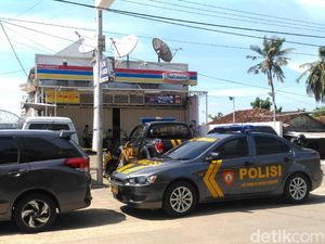 Dua Pelaku Pembobolan Brankas Minimarket di Sumenep Terekam CCTV Dua Pelaku Pembobolan Brankas Minimarket di Sumenep Terekam CCTV