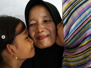 Perjuangan Seorang Ibu Driver Ojol di Medan Demi Anak Perjuangan Seorang Ibu Driver Ojol di Medan Demi Anak