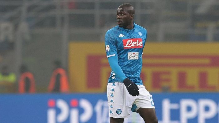 Bek Napoli, Kalidou Koulibaly, mendapat hinaan rasialisme dari fans Inter Milan pada akhir Desember 2018. Ia diteriaki dengan suara-suara monyet oleh fans tuan rumah. Inter kemudian dihukum pengosongan tribun penonton di dua pertandingan. (Foto: Emilio Andreoli/Getty Images)